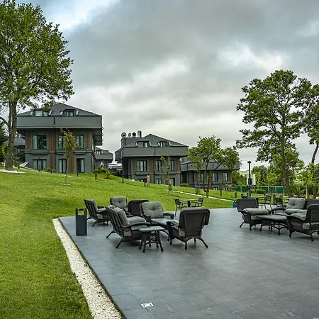 Menalo Premium Airport فندق