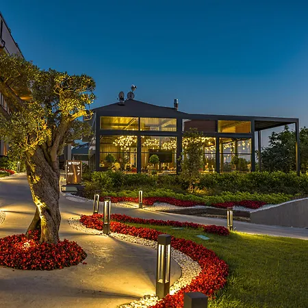 Menalo Premium Airport Szálloda 5*